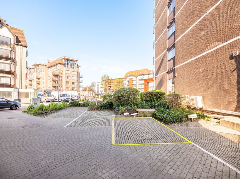 Parking te huur in de residentie 't Hoge te Koksijde-Bad.&amp;nbsp;<br />
<br />
De buitenparking heeft volgende afmetingen:<br />
Diepte: 5m00<br />
Bree