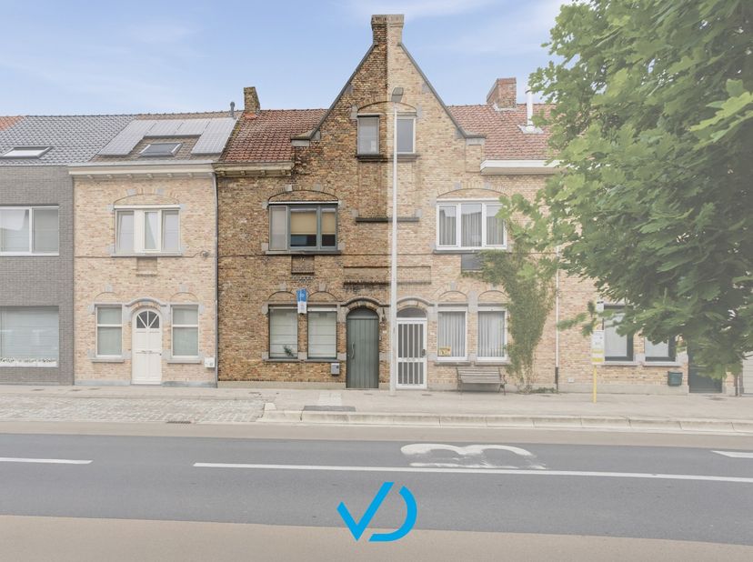 Langs de Zonnebeekseweg in Ieper bevindt zich deze verzorgde en instapklare woning. Dankzij de uitstekende bereikbaarheid woon je hier op korte afstan
