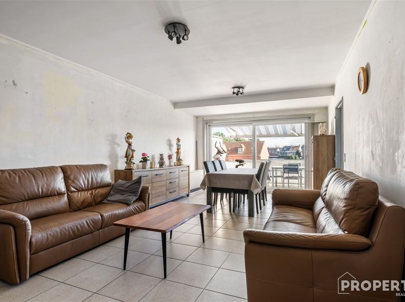 Leuk appartement met zeer ruime terras te koop! <br />
Indeling: inkomhal, gastentoilet, ruime leefruimte met toegang tot het ruime terras (voorzien v