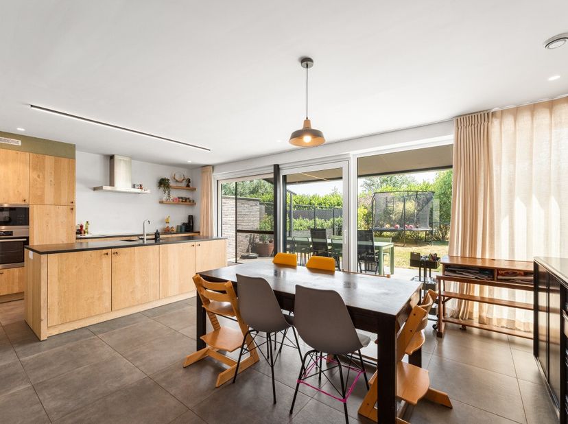Maison semi-ouverte moderne située dans un quartier résidentiel à Zulte. Construite en 2020, cette habitation récente offre un excellent confort de vi