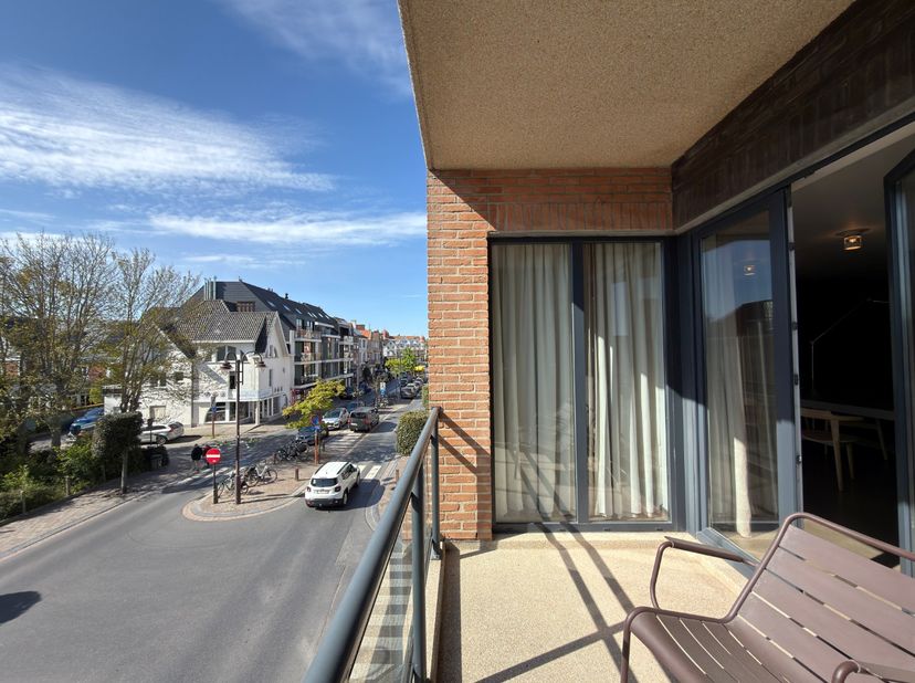 Appartement met terras in het hart van De Haan, waar alles gewoon klopt<br />
<br />
Op de tweede verdieping, midden in de Stationsstraat, ligt dit ru