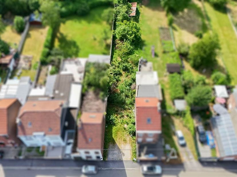 Bouwgrond met een oppervlakte van +/- 5 are en 50 centiare, ideaal gelegen in Couillet, in een rustige omgeving en toch dicht bij winkels, scholen, he