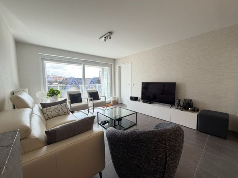 Dit lichtrijke appartement uit 2015 combineert modern comfort met een centrale ligging tussen de Zeelaan en de Zeedijk.<br />
De indeling :&amp;nbsp;<br /