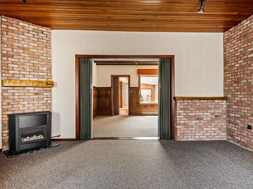 In de Schransstraat 74 te Grobbendonk bevindt zich deze te renoveren rijwoning met tal van mogelijkheden. Dankzij de praktische indeling, de ruime tui