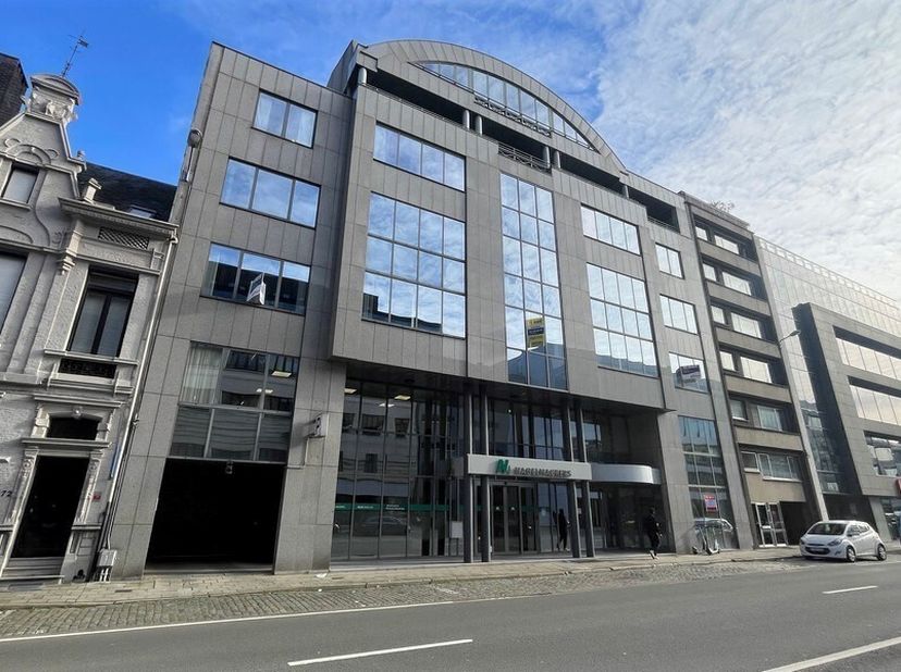 808m² kantoorruimte op 2de en 3de verdieping (opsplitsbaar vanaf 458m² kantoren)<br />
Ligging: aan de oprit E19, langs de singel<br />
Specificaties: