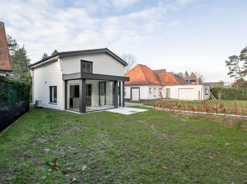 Journée portes ouvertes le samedi 14/03 de 12h30 à 13h30<br />
Maison 3slpk. rénovée de haute qualité et économe en énergie sur 7a38ca<br />
Situation