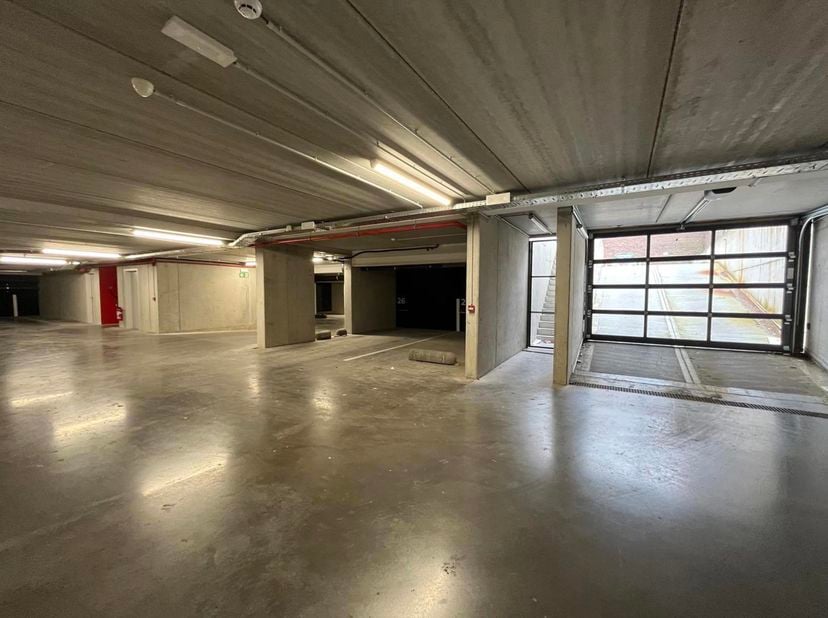 Emplacements de parking pour voiture en intérieur avec accès sécurisé.<br />
Caractéristiques:<br />
Sous-sol et accès sécurisés,<br />
Situation cent