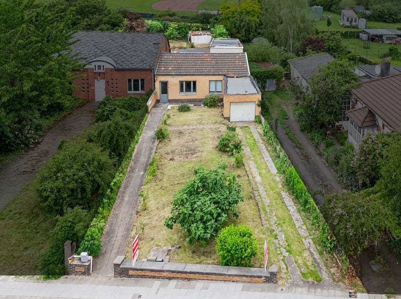 Ce bungalow à rénover est situé proche de toutes commodités et possède un beau potentiel d'aménagement.<br />
Il est composé d'un hall d'entrée, un sa