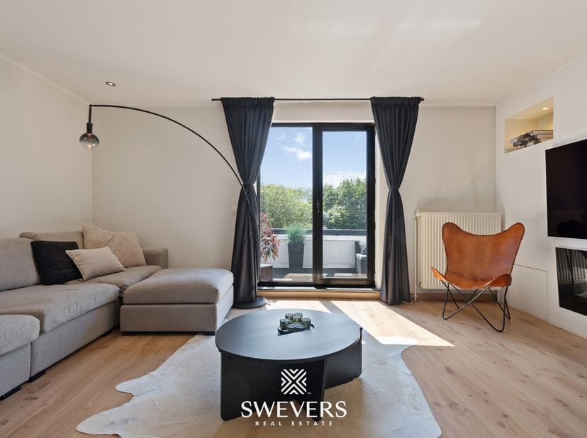 Voor meer info en foto’s, surf naar www.swevers.be – Dit instapklare duplex appartement aan de Diestersteenweg 17 in Hasselt, gelegen in het gegeerde