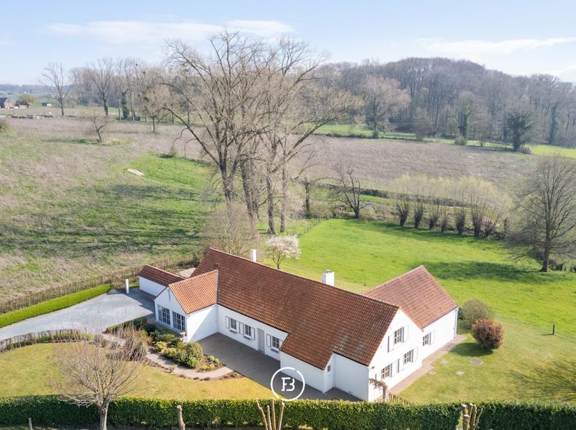 Ontdek deze charmante landelijke woning met prachtige vergezichten op een uitzonderlijk perceel van ca. 70 are, omgeven door uitgestrekte weilanden. D