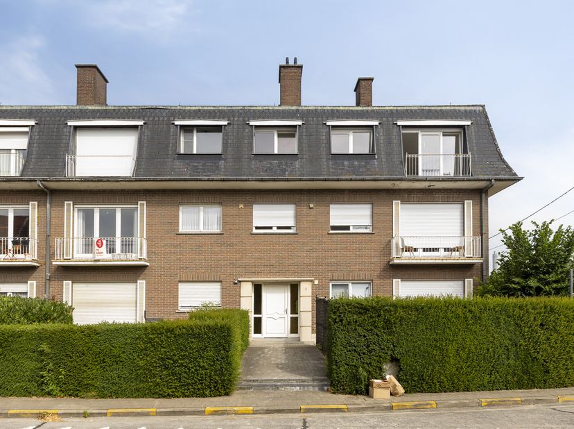 Met een bewoonbare oppervlakte van 100m² vinden we dit lichtrijk appartement met 2 slaapkamers terug. Gelegen in Harelbeke, met een topverbinding naar