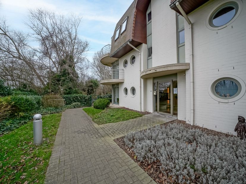 Dit 1-slaapkamer appartement in Bredene is perfect voor wie op zoek is naar een investering (momenteel verhuurd) of om zelf te bewonen (domicilie moge