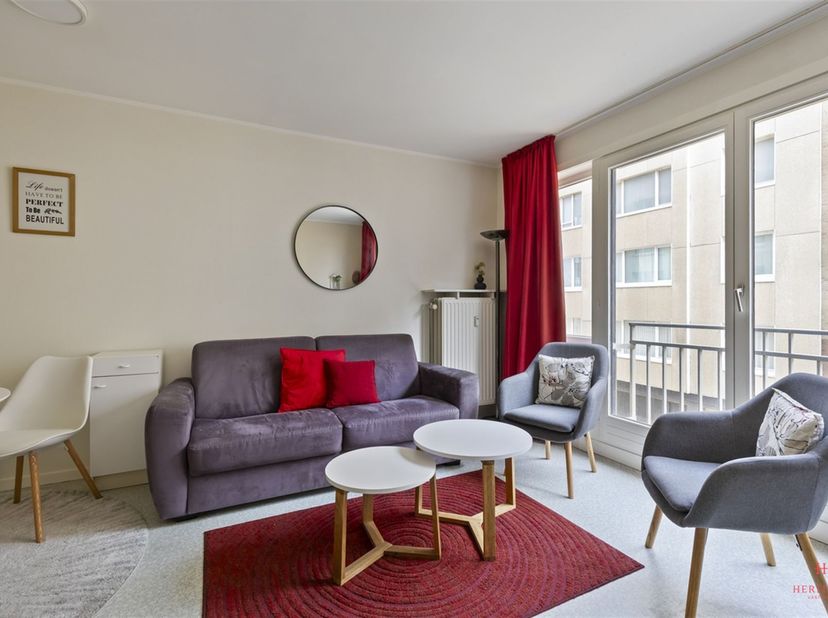 Dit verzorgde en bemeubelde studio-appartement is gelegen in Oostende, op een centrale ligging met tal van winkels, horeca en openbaar vervoer op wand
