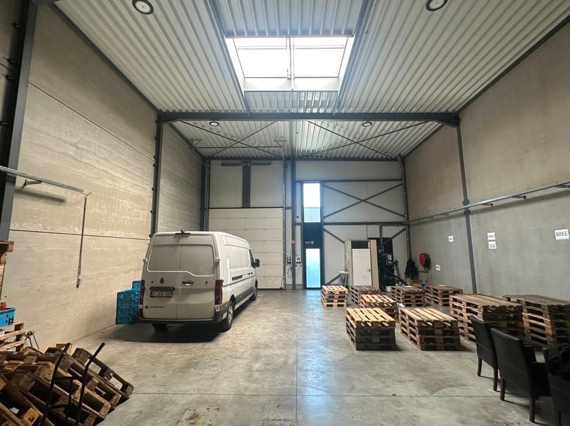 Ben jij op zoek naar een KMO-unit op een uitstekende locatie? Dan hebben wij gevonden wat jij zoekt.<br />
Deze KMO-unit is gelegen in Genk op de Giet