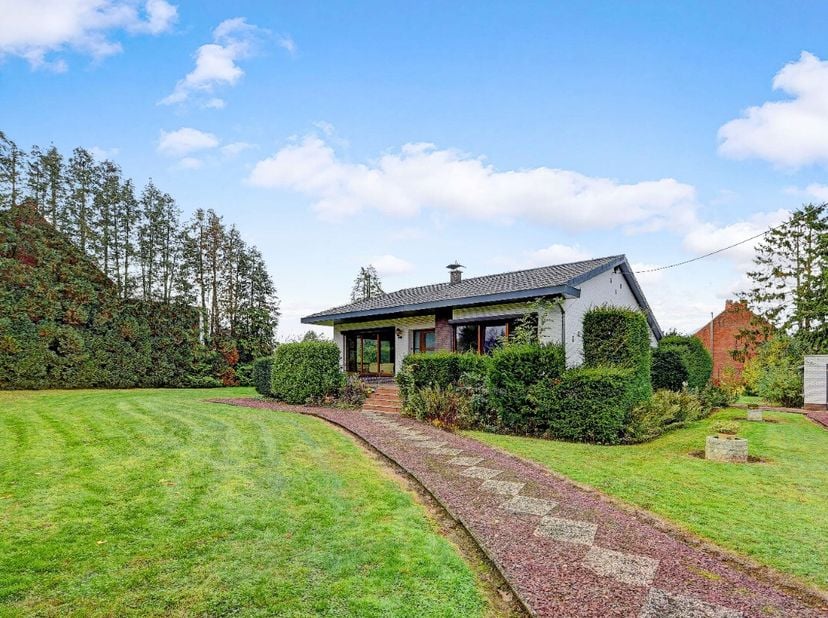[[ DIT PAND NEEMT DEEL AAN DE ERA OPEN HUIZEN DAG OP 13/6 VAN 13:00 TOT 14:00 ]] Landelijk gelegen te renoveren bungalow op een royaal perceel van 28a