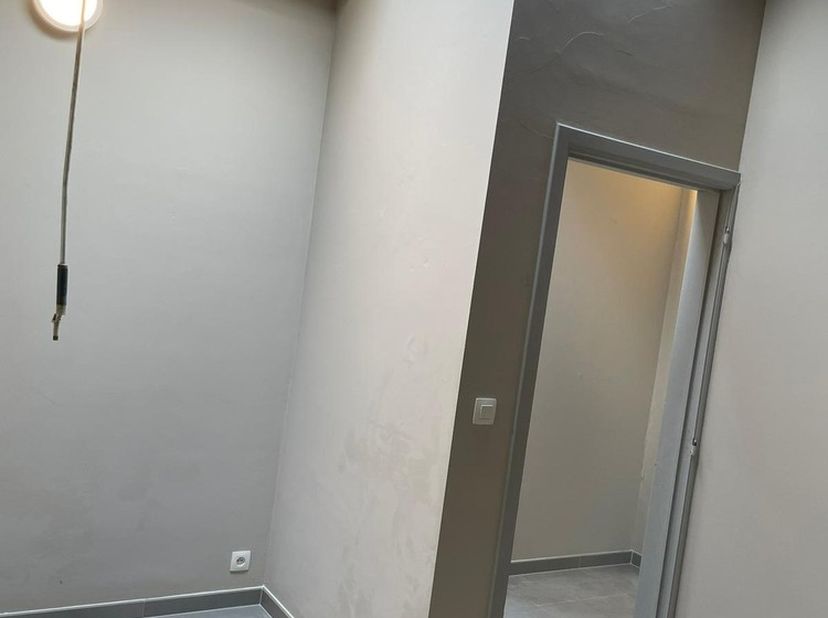 Op een uitstekende locatie te Zoerle-Parwijs, bevindt zich deze opbrengsteigendom bestaande uit 4 appartementen.<br />
<br />
Het gebouw is strategisc