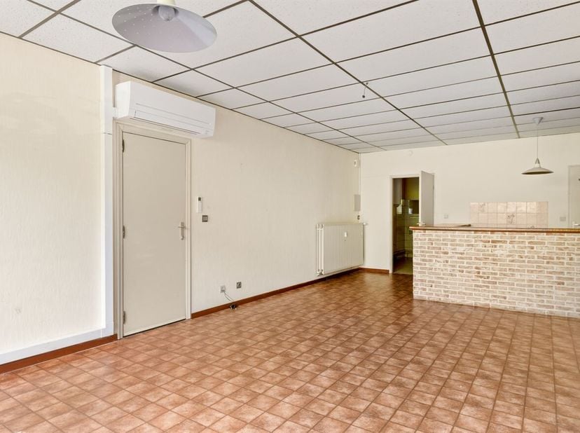Op te frissen gelijkvloersappartement met terras en grote kelder<br />
Richtprijs: 199.000 euro<br />
Dit appartement is gelegen op wandelafstand van