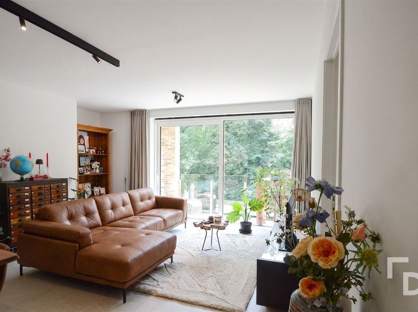 In het centrum van Ieper bevindt zich dit modern appartement met bijhorende staanplaats, gelegen in de Burggraafstraat. Het gebouw werd opgetrokken in