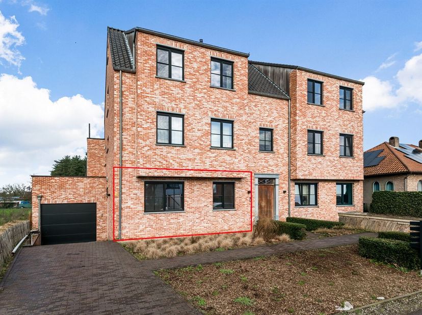 Recent gelijkvloersappartement met 2 slaapkamers, tuin en autostaanplaats<br />
Ligging:<br />
Het appartement is gunstig gelegen. Dankzij deze centra