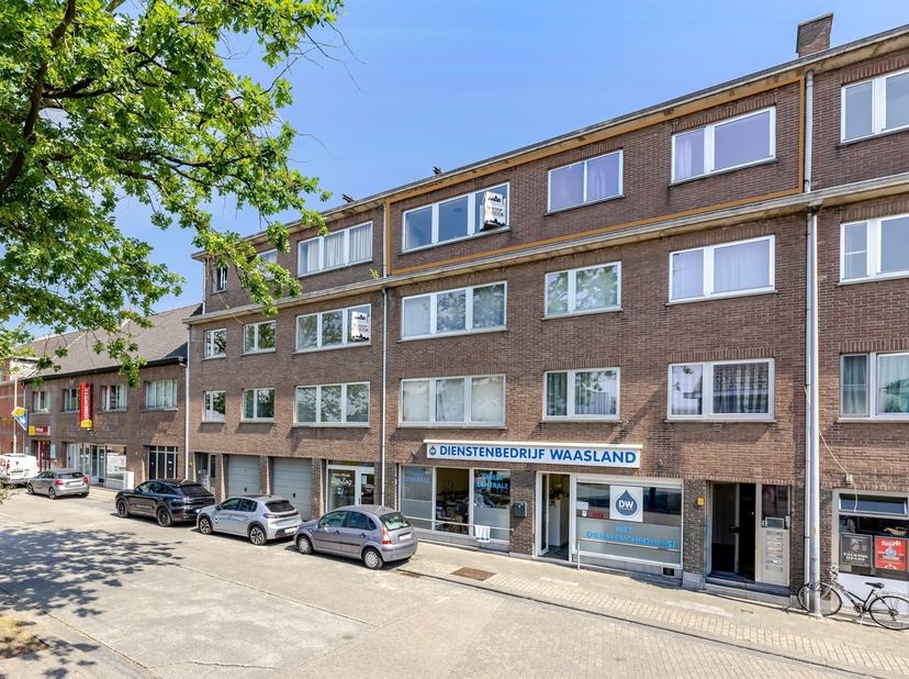 Bent u op zoek naar een ruim appartement op een centrale ligging in Sint-Niklaas? Dan is dit misschien wel uw nieuwe thuis!<br />
<br />
Dit lichtri