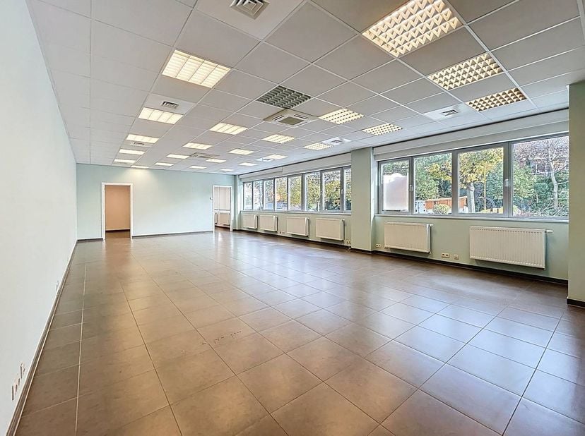 Deze kantoorruimte van 180 m² omvat:<br />
<br />
- Inkomhal<br />
- Burelen op de gelijksvloer met aparte ruimtes<br />
- WC's &amp; kitchenette<br />
-
