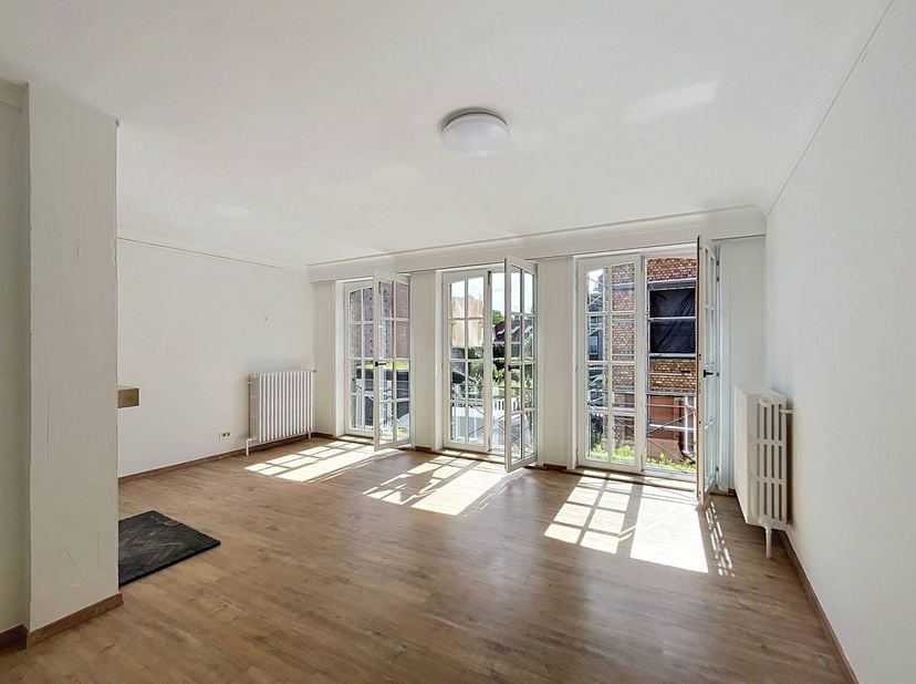 Dit gezellige appartement met 2 slaapkamers, ruim zonnig terras en autostaanplaats bevindt zich in het centrum van Brugge. Het appartement ligt op een