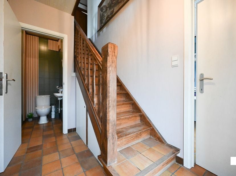 Deze ruime gezinswoning uit 1983 beschikt over een bewoonbare oppervlakte van 194 m² (volgens EPC-attest) en is gelegen op een perceel van 573 m² met