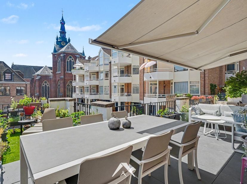In de Grote Kring, op wandelafstand van de Grote Markt, bieden wij dit volledig gerenoveerde appartement van ca 135 m² te huur aan.<br />
Bij binnenko