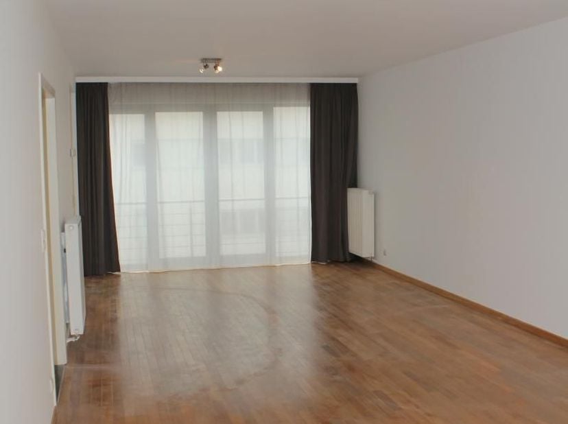 Licht appartement met 1 slaapkamer 86 m² + terrassen 8 m² gelegen op de 6e verdieping van het gebouw, gebouwd in 2008, biedt zijn bewoners alle comfor