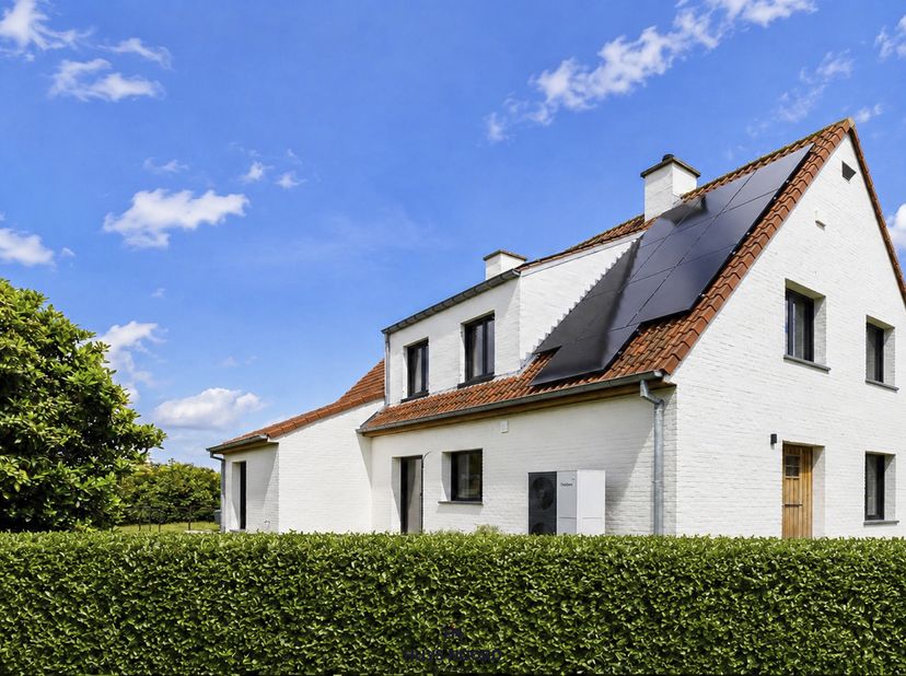 Droom je van wonen in alle rust, met zicht op open velden en adembenemende vergezichten?<br />
Deze prachtig gerenoveerde villa biedt het beste van tw