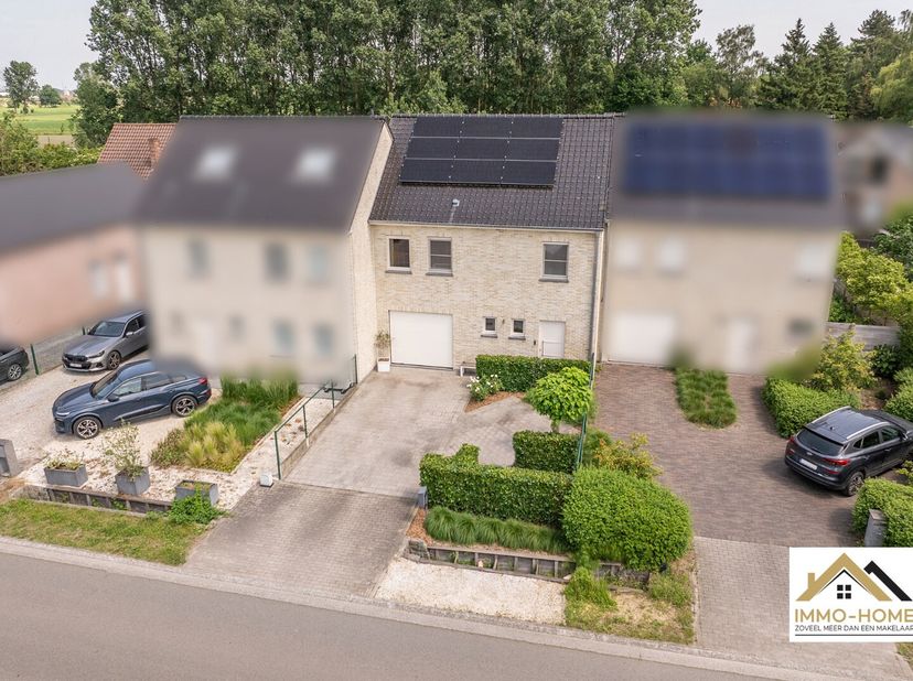 Deze prachtige energiezuinige woning ontvangt je in een ruime inkomhal met gastentoilet. Onder de trap zit een bureel verstopt achter een dubbele deur