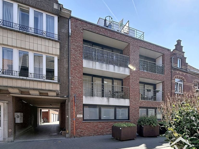 Nieuwbouwappartement op de 3de verdieping, gelegen in het centrum van Roeselare op 150m van de Grote Markt. Dit appartement, volledig afgewerkt met kw
