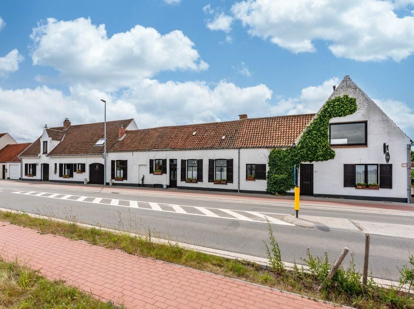 Droomt u van een unieke woonomgeving waar ruimte, karakter en rust centraal staan? Dan biedt deze uitzonderlijke eigendom in het landelijke Nieuwmunst