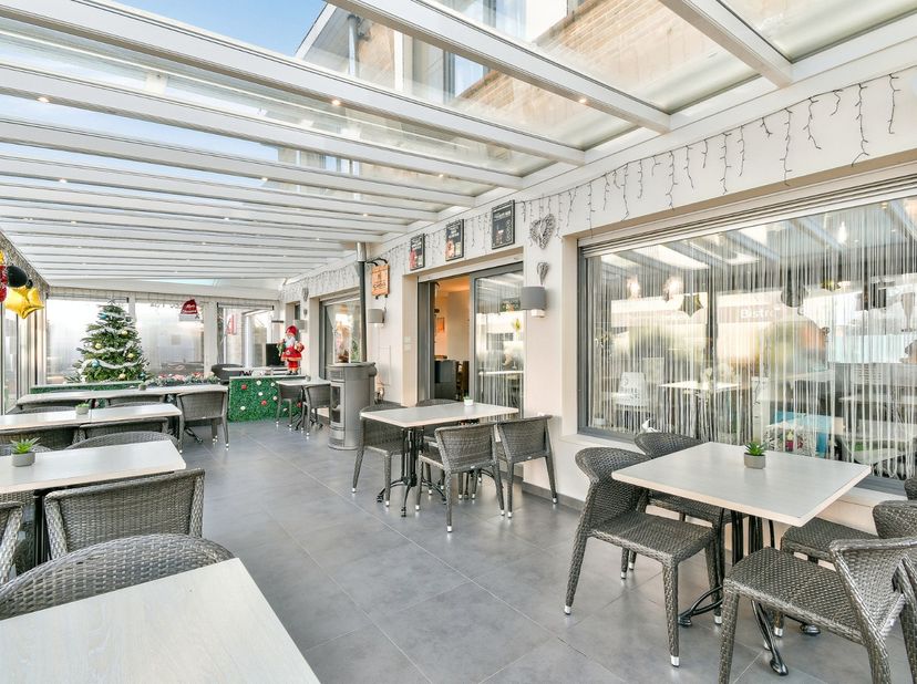 Deze instapklare horecazaak met woonst is gelegen op een commerciële en levendige locatie in Westende, op wandelafstand van zee en strand en omgeven d