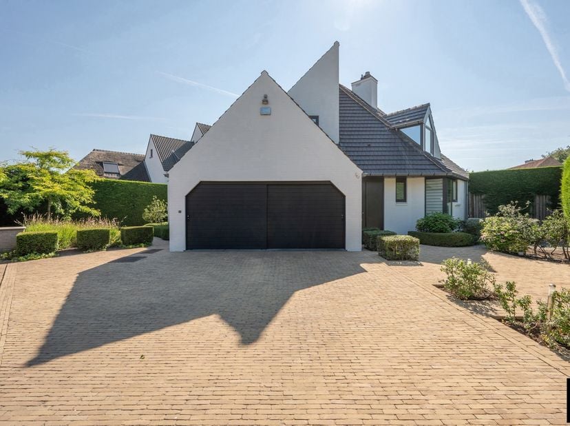 In de gegeerde en groene woonwijk Maaiken in Westkapelle bevindt zich deze stijlvolle, perfect onderhouden vrijstaande villa, waar ruimte, licht en pr