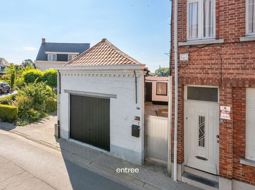 Deze recent gerenoveerde woning in Lebbeke combineert authentieke charme met moderne voorzieningen. Gebouwd in 1930, biedt deze woning een bewoonbare