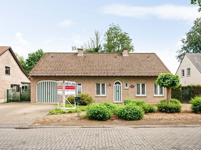 Gelegen aan de Dennelaan 45 in Averbode bevindt deze ruime woning zich in een rustige woonomgeving met vlotte verbindingen naar Diest, Aarschot, Leuve