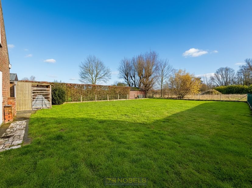 RUIME OPEN BEBOUWING met RENOVATIEPOTENTIEEL op een VLOT BEREIKBARE LOCATIE in Deinze, gelegen op een MOOI PERCEEL van ca. 996 m² e. Deze te renoveren