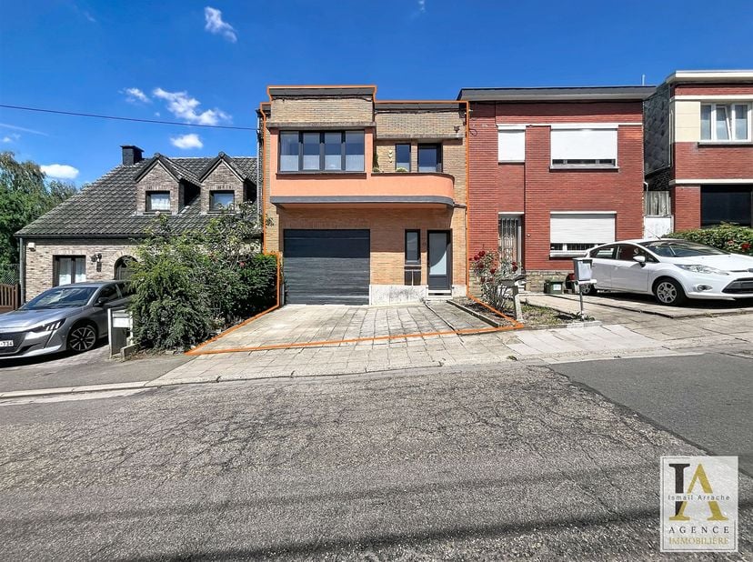 Dit huis, gelegen in een rustige straat in Grivegnée, vlakbij alle voorzieningen (bussen, scholen, winkels, …), is ideaal voor een gezin of als invest