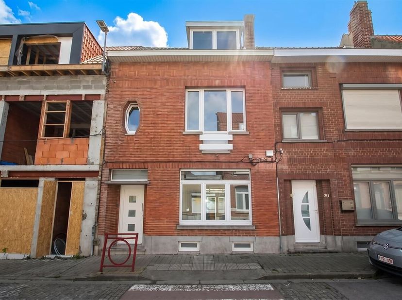 Agréable maison rénovée, située aux abords de ville, 3 chambres, hall d'entrée, séjour de 34m², cuisine et salle de douches récentes, grenier (aménage