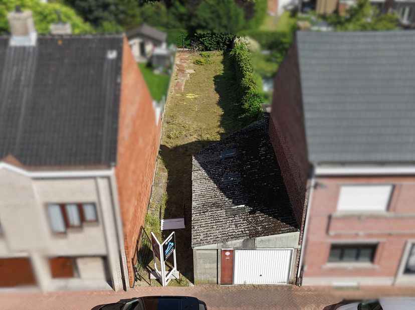 Bouwgrond van 2are85ca voor gesloten bebouwing aan de rand van Merchtem centrum. Perceelbreedte: 7,5m - diepte: 39m.<br />
Ideaal voor de realisatie v