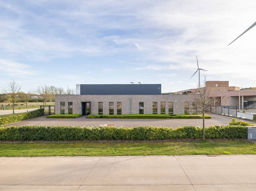 Op een uitstekende locatie in het moderne KMO-gebied van Dilsen-Stokkem bevindt zich dit recente bedrijfsgebouw aan de Vossenbergstraat 1.<br />
<br /