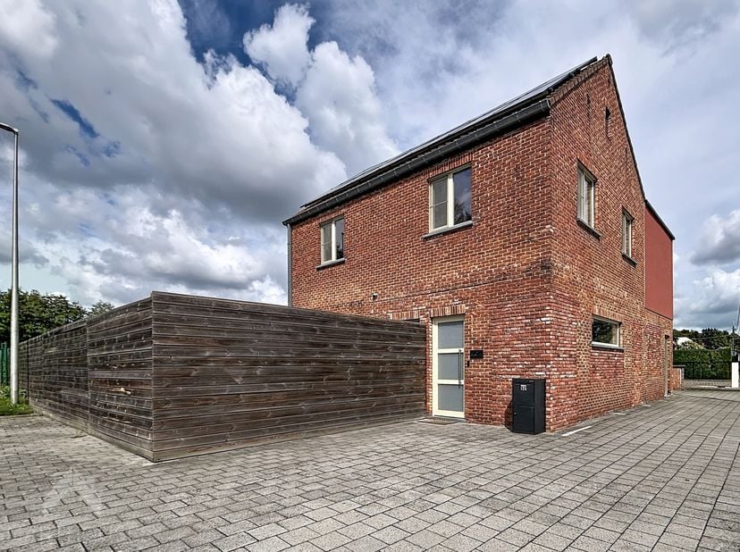 Deze woning verwelkomt je meteen in een ruime leefruimte met zit- en eethoek, naadloos verbonden met de zeer ruime functionele keuken met berging en p