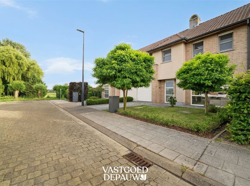Cette maison familiale prête à être emménagée est située au bout d'un cul-de-sac, dans un quartier résidentiel agréable et à quelques pas du centre de