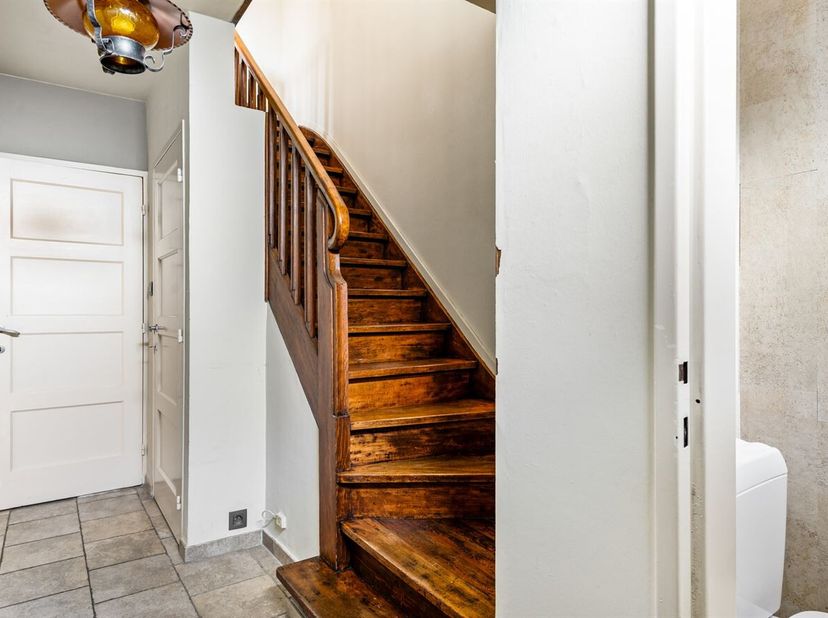 Te renoveren woning met 3 slaapkamers op 204m²<br />
Ligging: Zeer rustig gelegen in een kindvriendelijke en doodlopende straat nabij nabij het centru