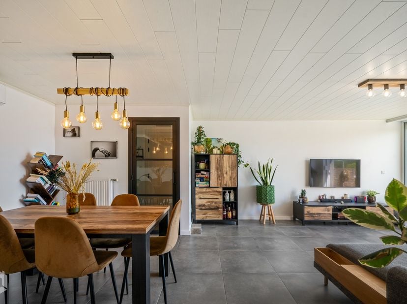 Op een toplocatie in Herent bevindt zich dit recent vernieuwd appartement met twee slaapkamers, een gezellig terras en een ondergrondse staanplaats me