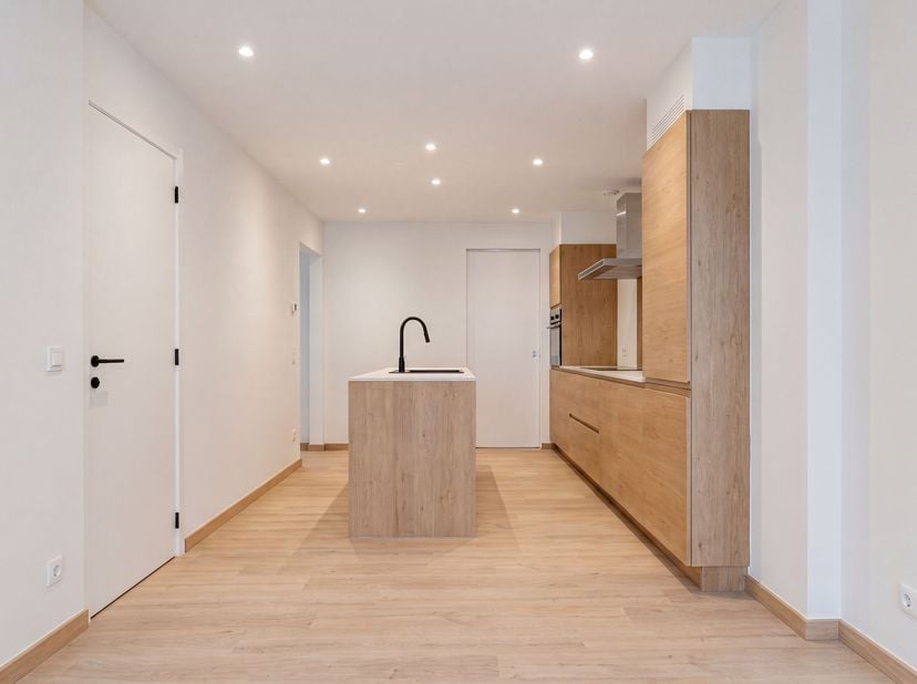 Volledig gerenoveerde woning te koop in Bissegem<br />
Je betreedt de woning via de inkomhal met gastentoilet en toegang tot de voorplaats. Deze ruimt