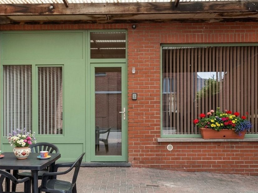Praktisch gelijkvloers appartement/woning met praktijkmogelijkheden en parking Bent u op zoek naar een praktisch gelijkvloers appartement/woonst met e
