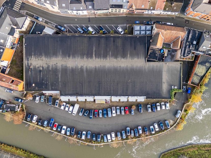 Deze commerciële site omvat momenteel <br />
GELIJKVLOERS: <br />
- vrije grondoppervlake van +- 2800 m2 <br />
- vrije hoogte onder de spanten in het