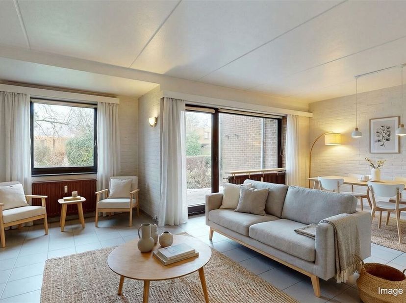Génération Immo a le plaisir de vous présenter ce charmant appartement 2 chambres avec cave, garage et emplacement de parking intérieur, idéalement si